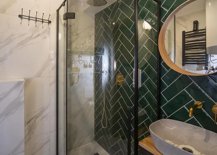 Maya's Flats & 60 - Bridge *