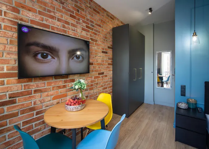 Maya's Flats & 60 - Bridge Apartment