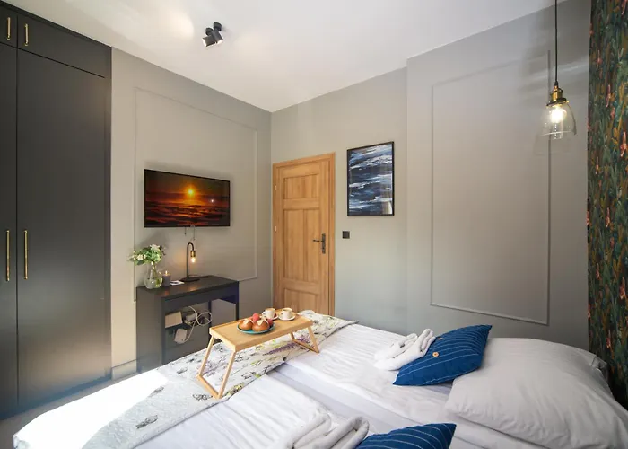 Maya's Flats & 60 - Bridge Apartment *