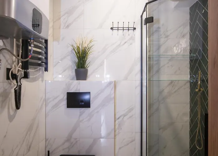 Maya's Flats & 60 - Bridge