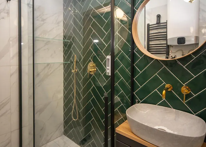 Maya's Flats & 60 - Bridge Apartment *