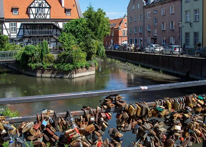 Maya's Flats & 60 - Bridge Apartment *