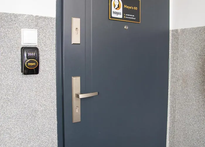 Maya's Flats & 60 - Bridge Apartment *